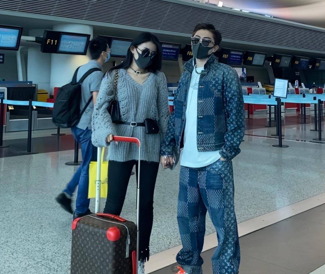 小伊伊网红八卦图片大全-_网红低俗有钱现象_小伊伊夫妇社会摇爆火